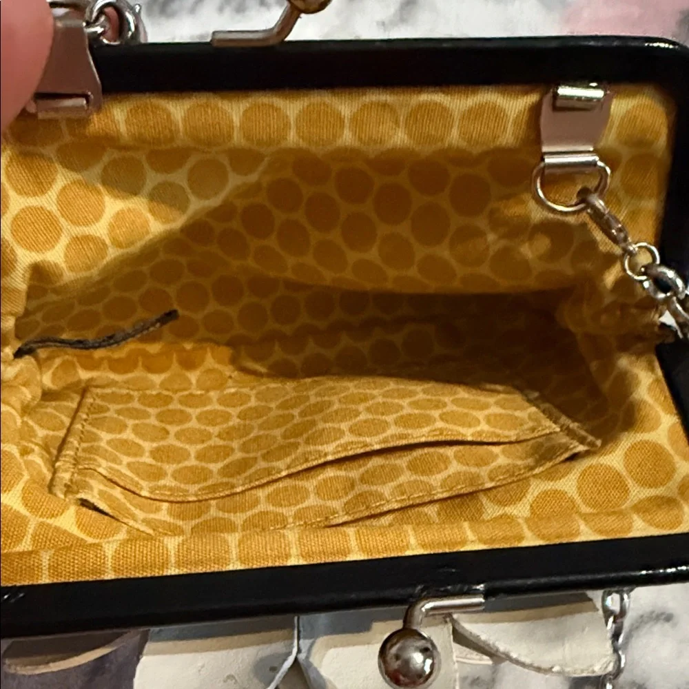 Brighton Sunny Days white daisy coin purse/evening bag EUC with detachable chain - Picture 4 of 16